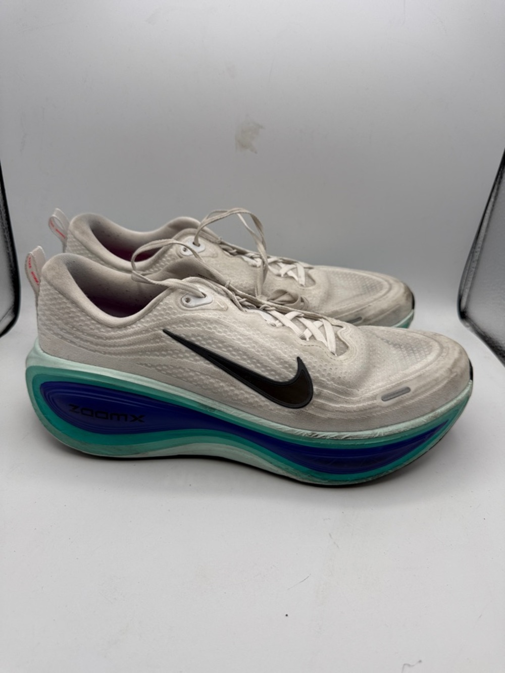 Nike Vomero Plus men’s 12 White Running Shoes with Teal & Blue S8